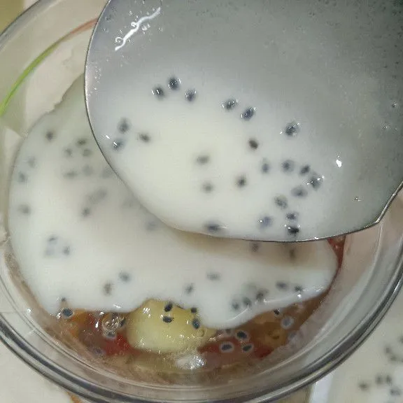 Tuang puding susu ke atas puding buah secukupnya, biarkan kembali sampai set atau mengeras.
