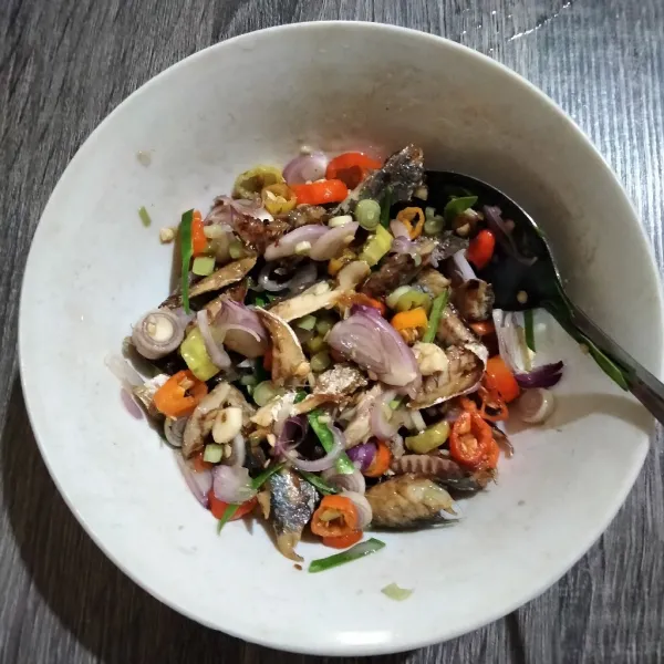 Tuang minyak panas diatasnya lalu aduk rata. Masukkan ikan yg telah digoreng, aduk lagi hingga tercampur rata.