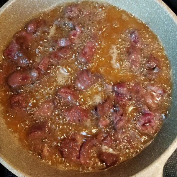 Panaskan minyak hingga benar-benar panas, lalu goreng daging yang telah dimarinasi hingga berubah warna selama 1 menit. Tiriskan.