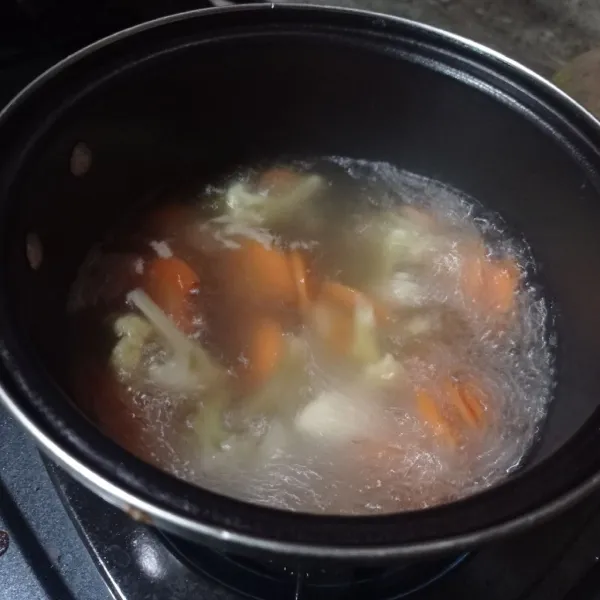Masukkan kembang kol dan wortel, masak setengah matang.