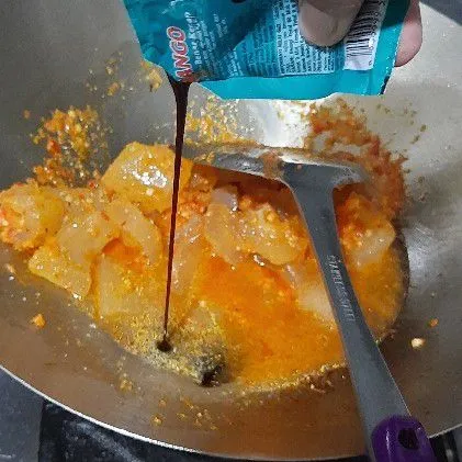 Masukkan air dan kecap manis, aduk rata kembali.