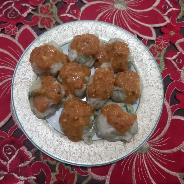 Siomay siap disajikan dengan saus kacang.
