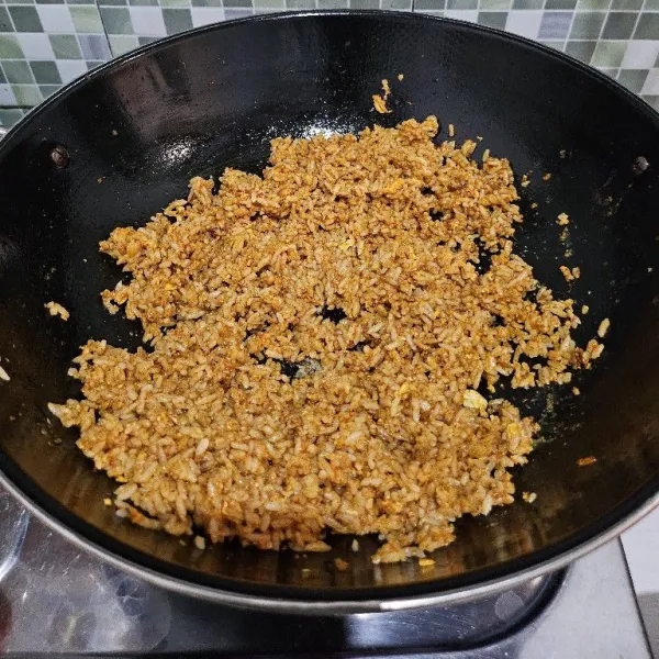 Masak hingga nasi agak kering kemudian matikan api.
