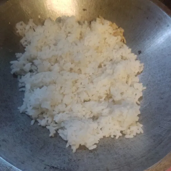 Masukkan nasi, aduk rata.