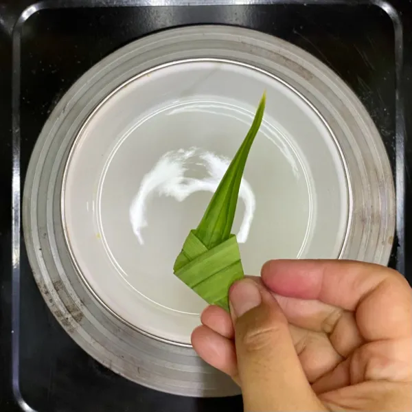 Tambahkan daun pandan, lalu didihkan. Angkat dan sajikan bersama bubur mutiara.