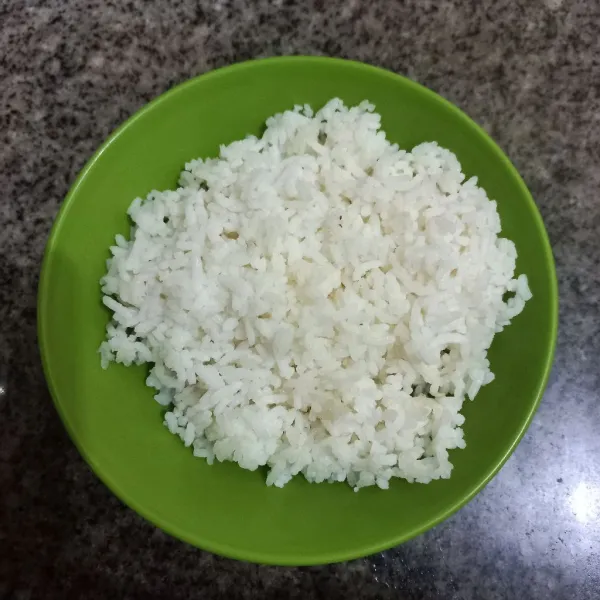 Pastikan nasi tidak bergerindil, sisihkan.