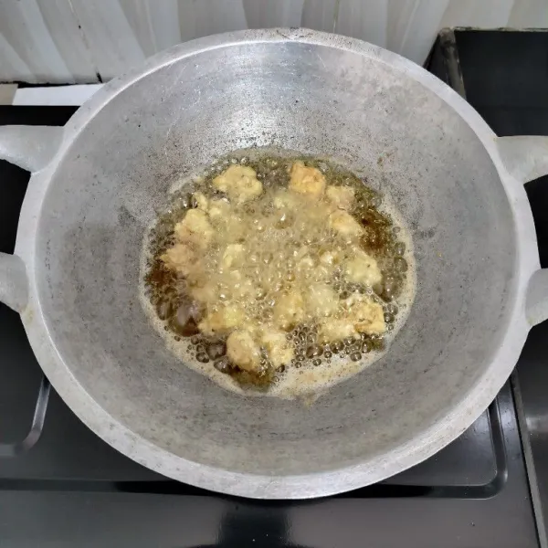 Ambil potongan ayam satu demi satu lalu goreng dalam minyak panas hingga matang, angkat dan tiriskan.