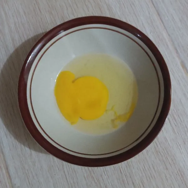 Pecahkan telur ke dalam mangkok.