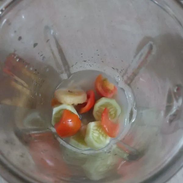 Tuangkan air ke dalam blender dan buah.