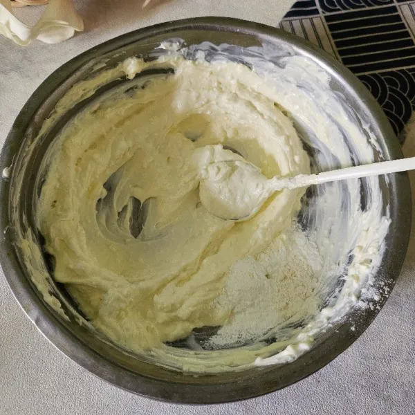 Tambahkan tepung terigu dan tepung maizema, aduk rata.