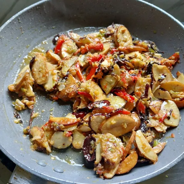 Tumis bumbu yang telah dihaluskan hingga matang, kemudian masukkkan jengkol, garam dan kaldu bubuk. Aduk aduk sebentar, matikan kompor dan Jengkol pedas siap disajikan.