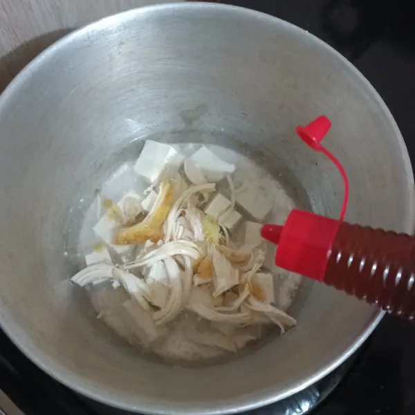 Masukkan kecap asin dan minyak wijen sehingga aromanya wangi.
