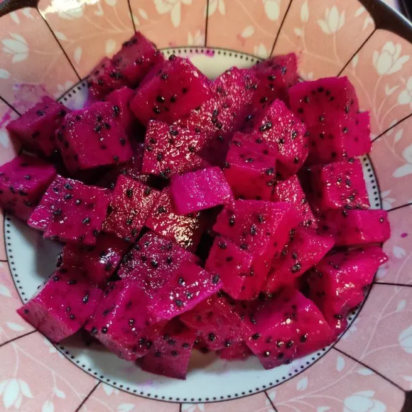 Potong dadu buah naga.