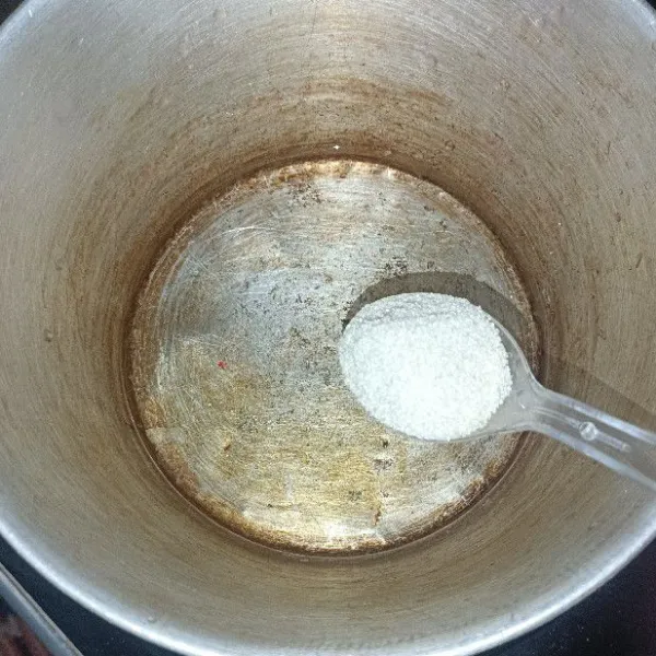 Rebus air dalam sebuah panci, masukkan gula pasir.