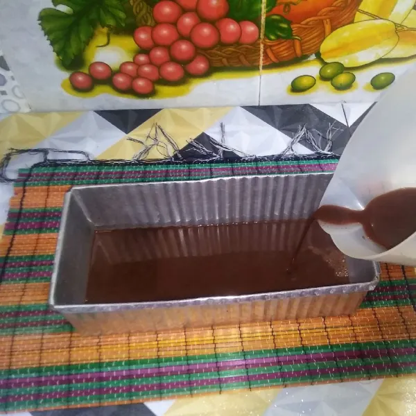 Siapkan loyang ukuran 7x20 cm, kemudian tuang 1/4 bagian adonan ke dalam loyang. Tunggu hingga padat terlebih dahulu.