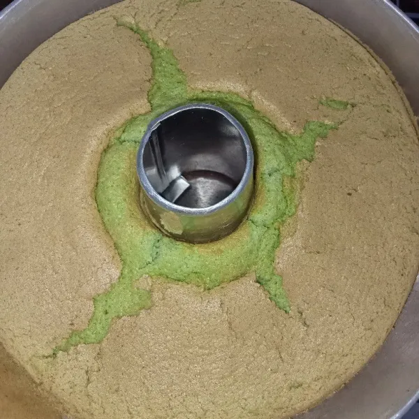 Panggang bolu chiffon selama 40 menit dengan suhu 180-190°C menggunakan api atas bawah (sesuaikan oven masing-masing). Sebelum memanggang, oven di panaskan terlebih dahulu. Setelah bolu matang, balik segera bolu (dalam keadaan tengkurap supaya bolu tidak ambles) biarkan sampai bolu dingin. Setelah dingin bolu akan keluar dengan sendirinya dari cetakan dan siap dipotong sesuai dengan selera. Yummy!