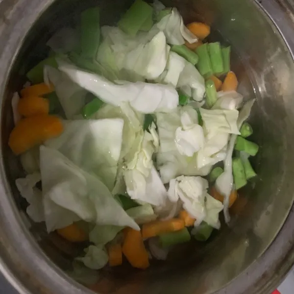 Masukkan potongan kubis dan daun bawang.