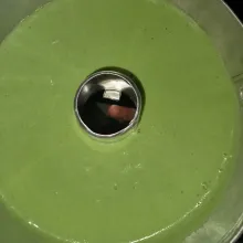 Tuang adonan ke dalam loyang chiffon (loyang tanpa diolesi apapun).