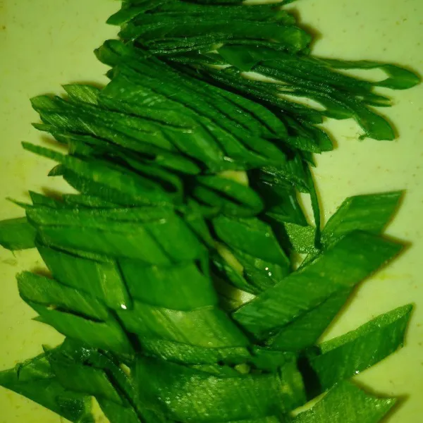 Iris menyerong daun bawang.