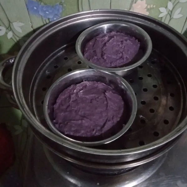 Kukus adonan ubi ungu yang sudah di pindahkan ke dalam cetakan kukus selama 15 menit.