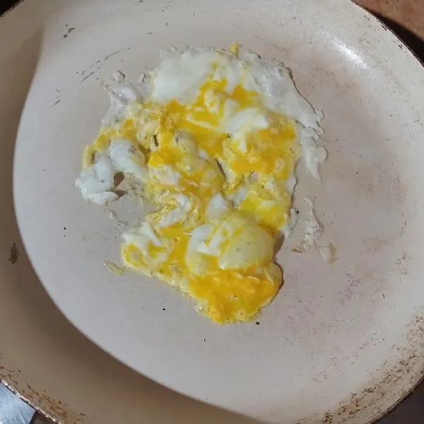Panaskan minyak, buat telur orak-arik.