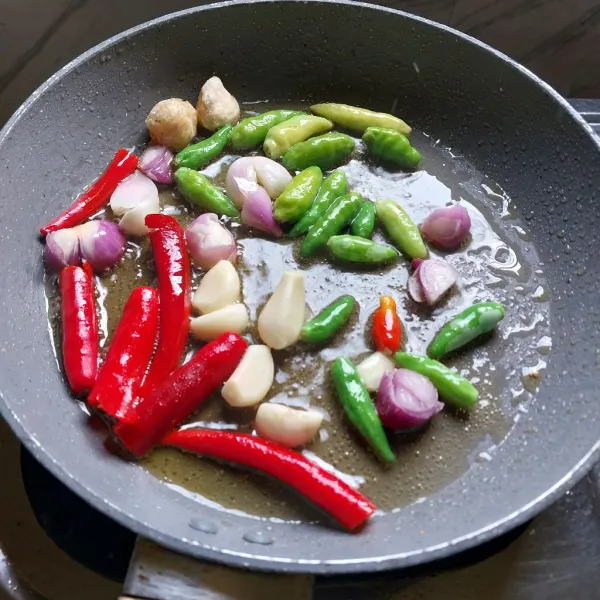 Goreng bumbu-bumbu yang telah dicuci.
