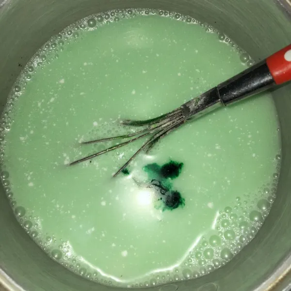Masukkan gula pasir, garam, agar-agar bubuk, dan pasta pandan, lalu aduk hingga tercampur rata.