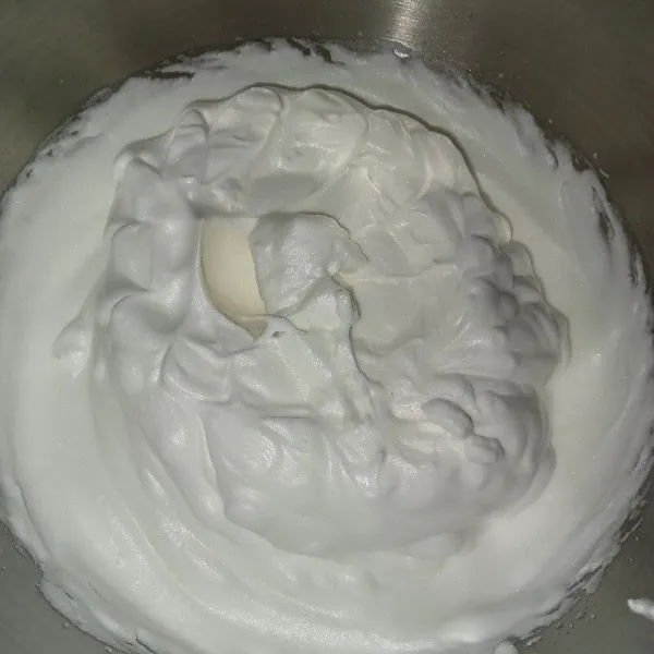 Mixer adonan meringue (masukkan putih telur dan air jeruk nipis, kocok hingga berbui kemudian masukkan gula bertahap tiga kali, tambahkan garam), mixer hingga soft peak.