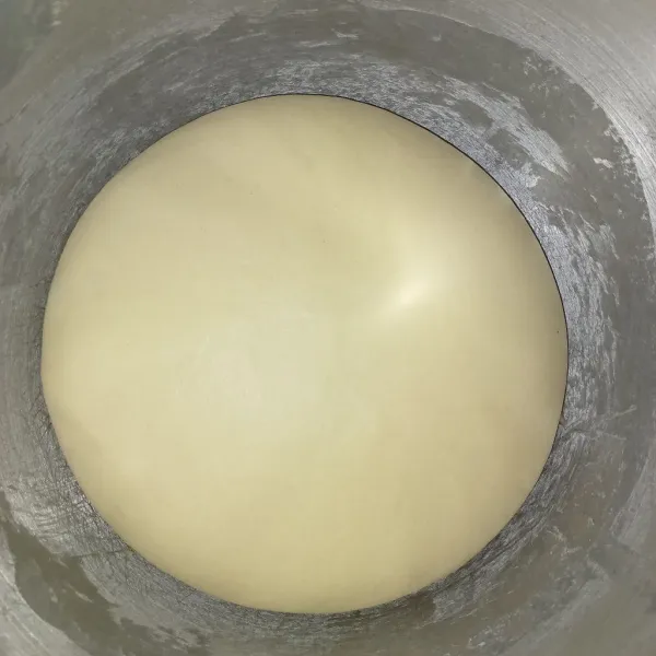 Uleni hingga kalis elastis kemudian proofing adonan hingga mengembang.