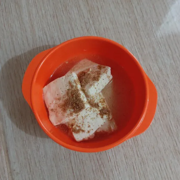 Rendam tahu dengan ketumbar serta garam selama 3 menit saja.