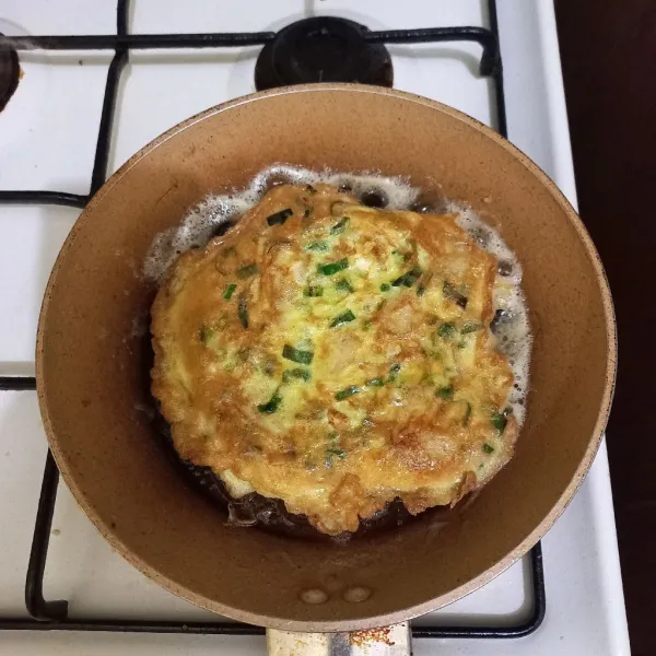 Goreng hingga kedua sisi matang.