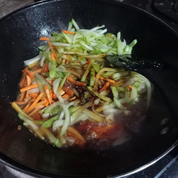 Masukkan labu, wortel, cabe merah, cabe hijau, air, garam, gula, kaldu bubuk, kecap manis dan saus tiram, aduk rata.