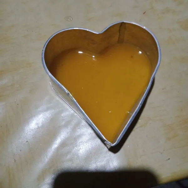 Siapkan cetakan, lalu tuang puding 1/3 bagian cetakan. Tunggu hingga set, kemudian tusuk-tusuk dengan garpu.
