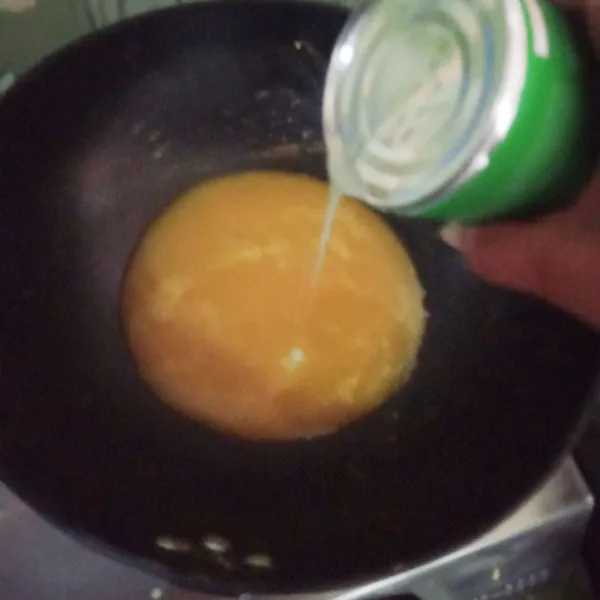 Tuang jus mangga ke dalam panci. Masukkan agar-agar, susu kental manis, garam, gula, dan santan. Aduk rata dan masak hingga mendidih sambil diaduk-aduk.