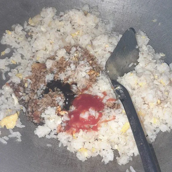 Masukkan kecap manis, kecap inggris, saus tiram, saus tomat, garam, kaldu bubuk, dan penyedap rasa.