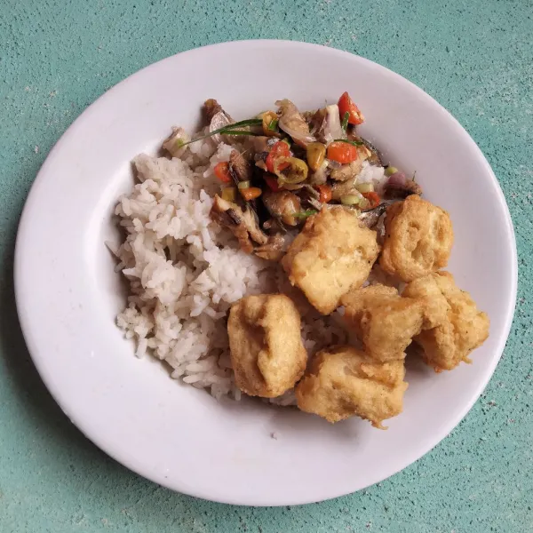 Sajikan dengan nasi putih hangat.