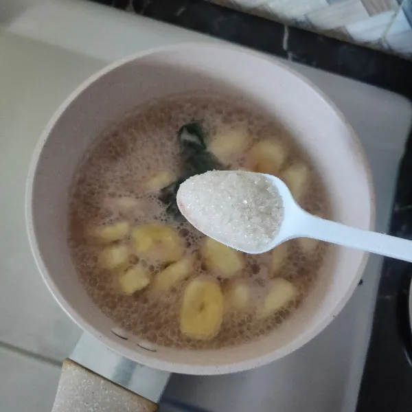 Tambahkan gula aduk rata lalu koreksi rasa.