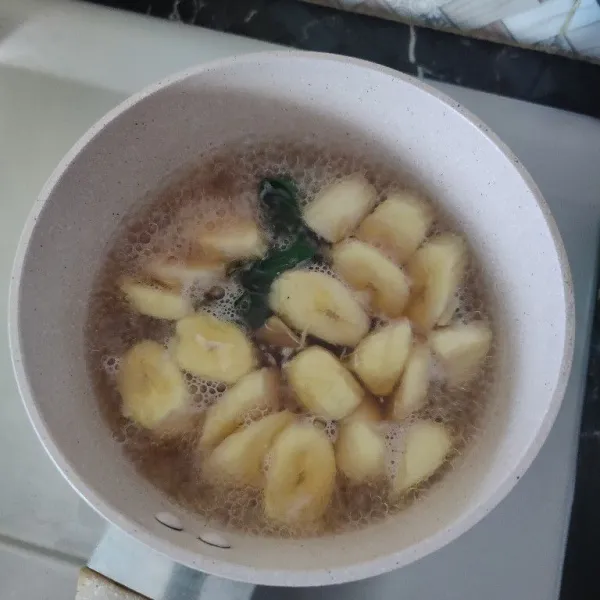 Masukkan potongan pisang aduk rata hingga pisang terendam.