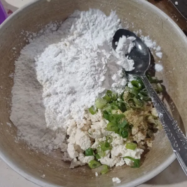 Masukkan tepung kanji, tepung terigu, isi tahu, daun bawang, garam, bawang putih halus, lada dan kaldu bubuk.