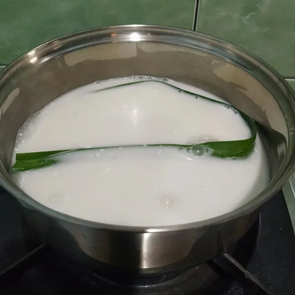 Campur tepung maizena, gula pasir, santan, garam, dan daun pandan ke dalam panci, lalu aduk hingga larut. Masak hingga vla mengental menggunakan api kecil.