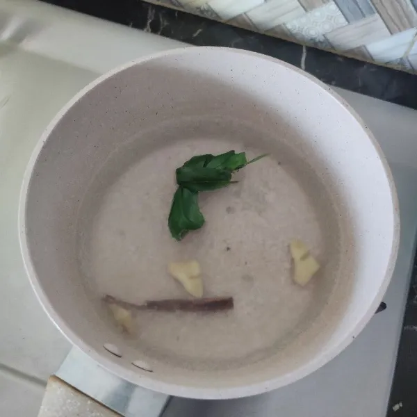 Rebus air, jahe, kayu manis dan daun pandan hingga mendidih.