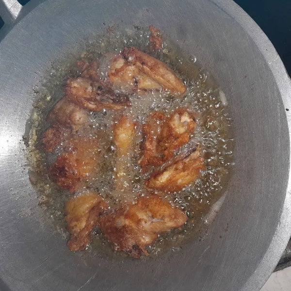 Setelah kecokelatan dan matang angkat sebentar lalu goreng kembali penggorengan dua kali agar ayam lebih kriuk.