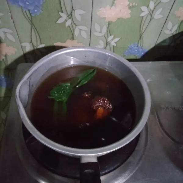 Rebus air, gula, daun pandan hingga mendidih dan gula larut angkat dinginkan.