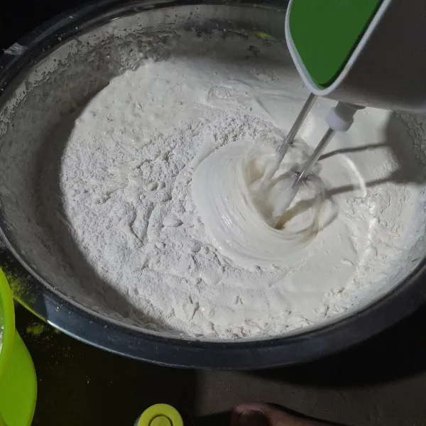 Setelah itu masukkan tepung terigu dan santan, aduk hingga tercampur rata.