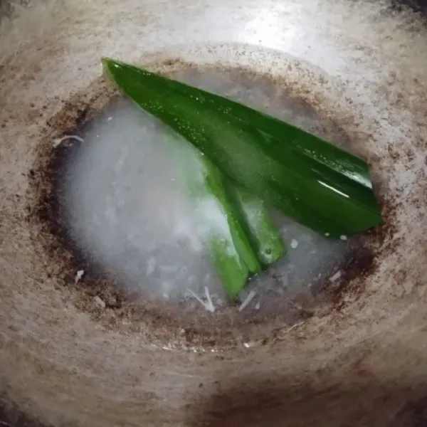 Unti kelapa : dalam qajan masukkan air,garam,gula pasir dan daun pandan.nyalakan api kompor masak sampai air mendidih.
