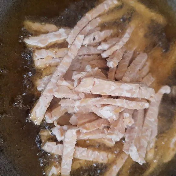 Potong tempe mengikuti bentuk labu lalu goreng.