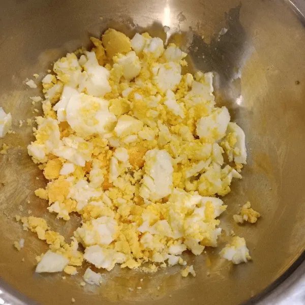 Lumatkan telur rebus dengan menggunakan garpu.