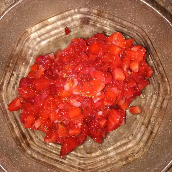 Potong-potong kecil strawberry lalu sisihkan.
