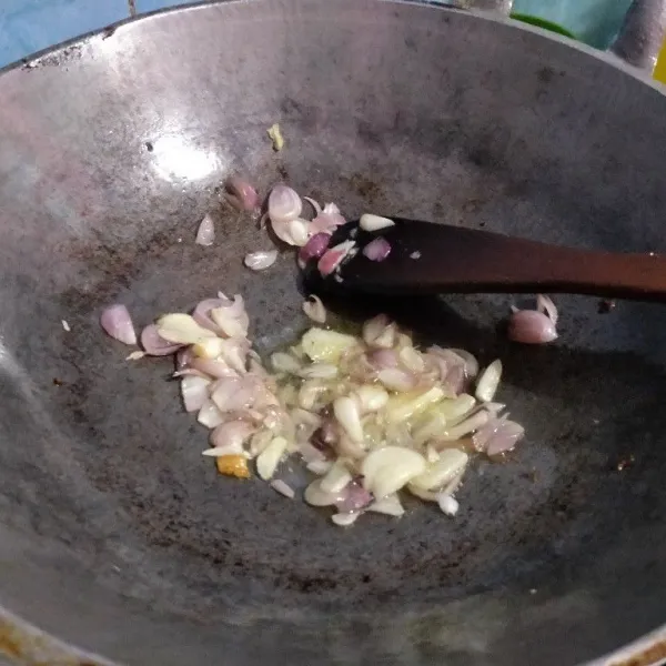 Tumis bawang putih dan bawang merah sampai harum.
