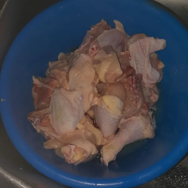 Siapkan ayam yang sudah di potong potong lalu cuci sampai bersih.